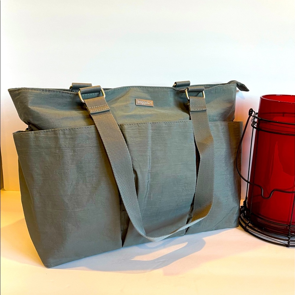 ❤️ Baggallini Gray Bag ❤️